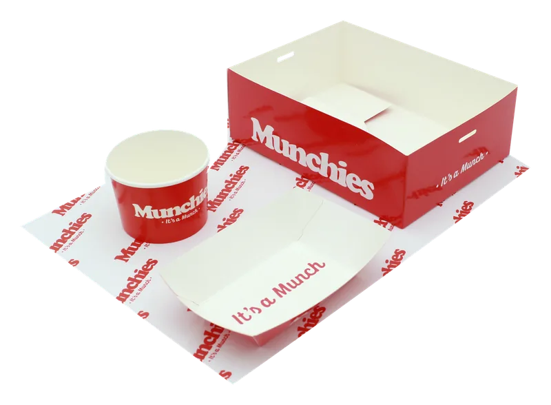 Verpackungsset von Munchies in Rot und Weiß: offene Box, Becher, Snackschale und bedrucktes Einlegepapier